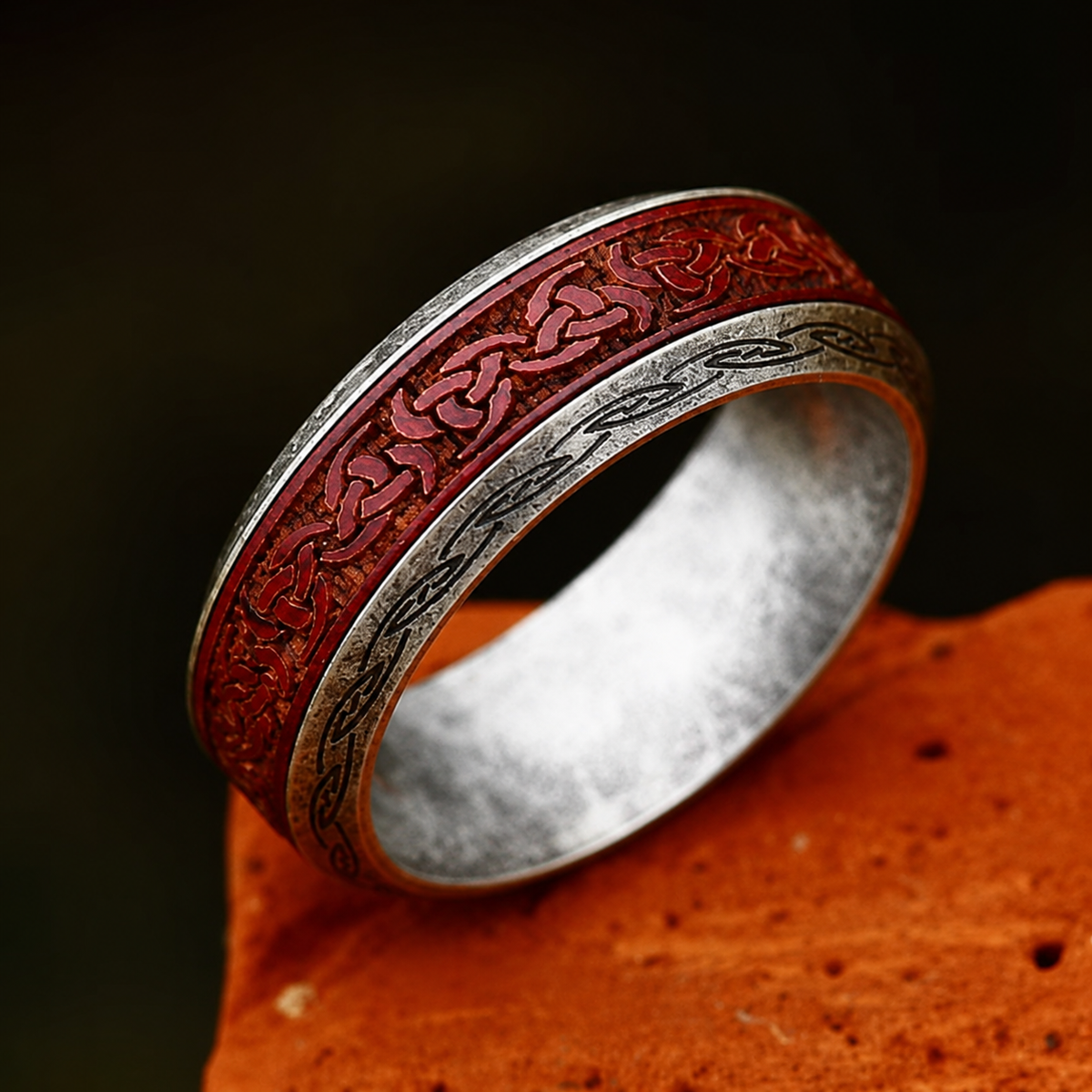Anillo Celtic Red Legacy de Rose & Oliver, con diseño intrincado en plata con detalles rojos, mostrando el anillo en primer plano.