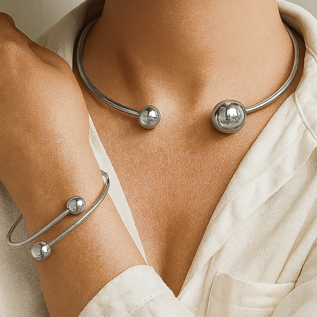 Set goldener Armbänder Glow™ von Rose & Oliver, elegante Armbänder mit Goldfinish, um das Outfit zu ergänzen.