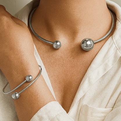 Set goldener Armbänder Glow™ von Rose & Oliver, elegante Armbänder mit Goldfinish, um das Outfit zu ergänzen.