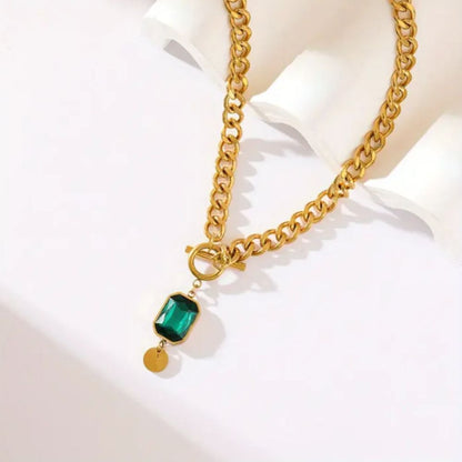 Collar con colgante de esmeralda de Rose & Oliver, joya destacada con piedra verde brillante en cadena delicada.