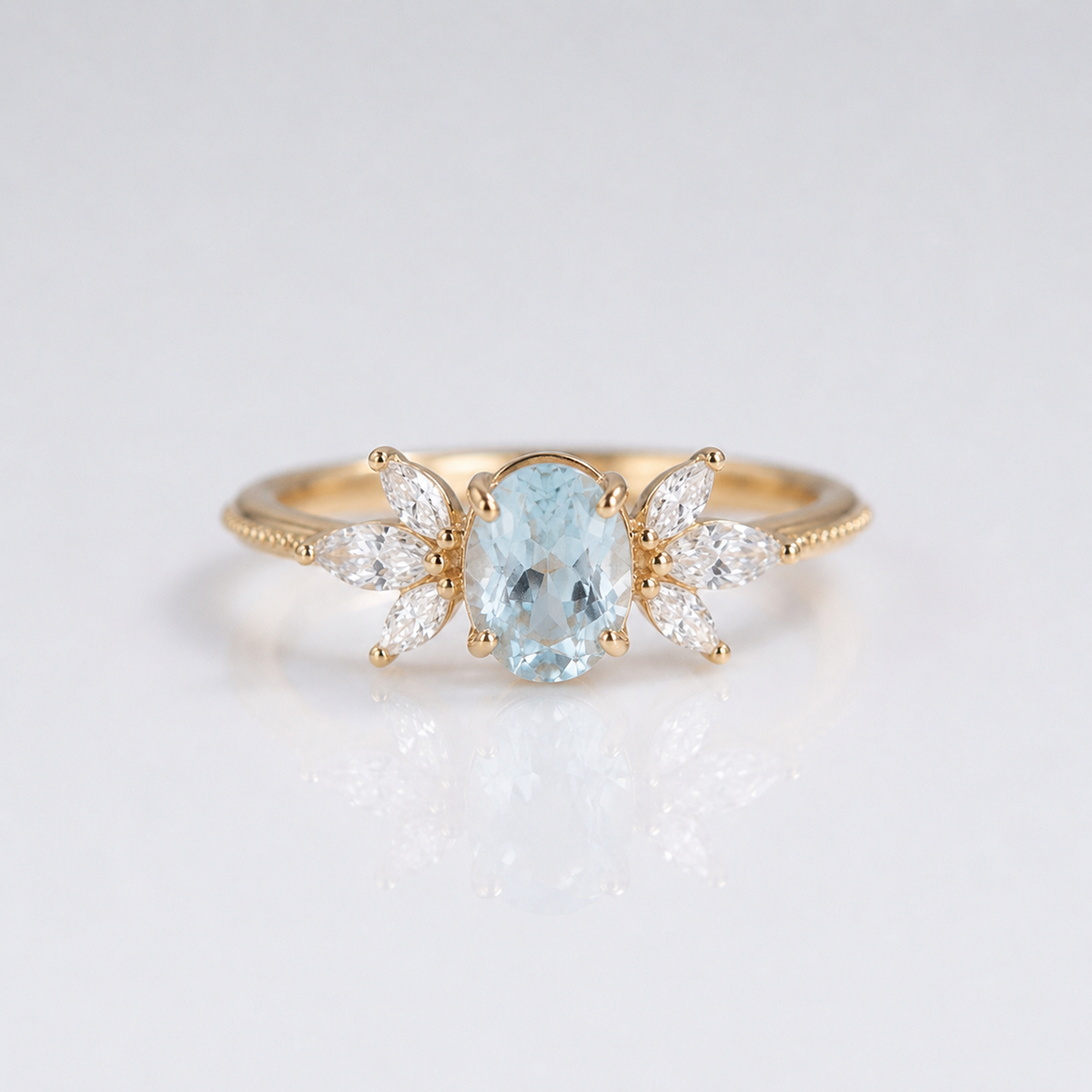 Goldring mit Aquamarin-Marquise-Stein von der Marke Rose & Oliver, mit eleganten Details und raffiniertem Glanz.