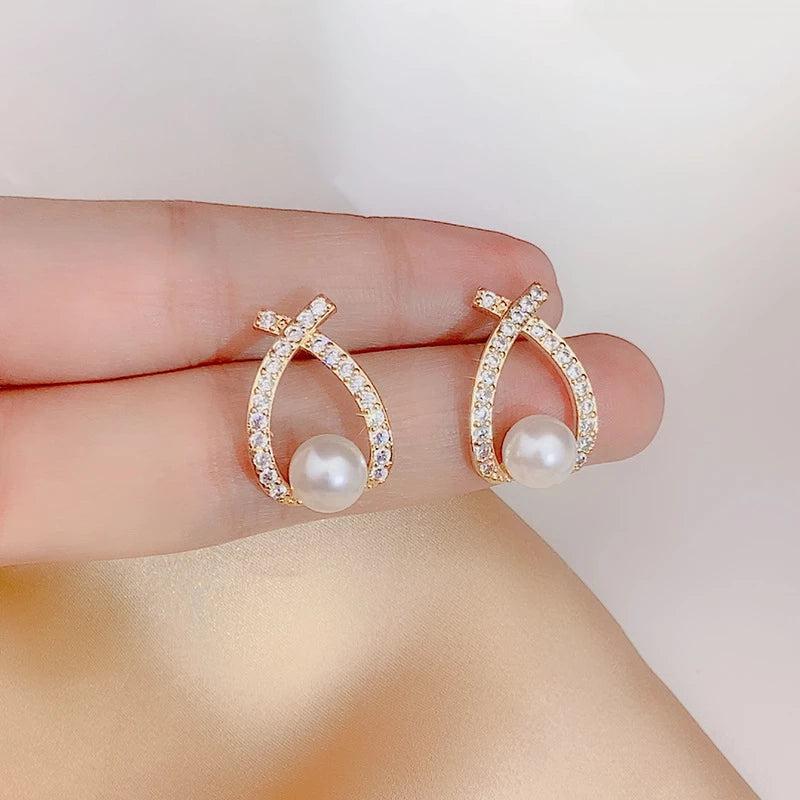 Brincos de pérola com glitter da Rose & Oliver, elegantes brincos de orelha com detalhes de cristais brilhantes.