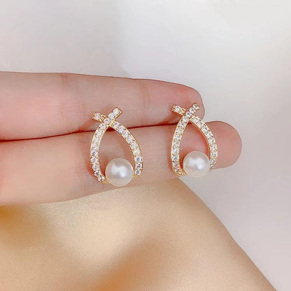 Brincos de pérola com glitter da Rose & Oliver, elegantes brincos de orelha com detalhes de cristais brilhantes.