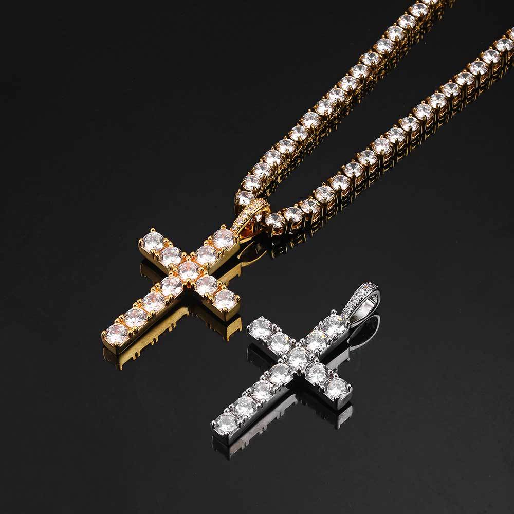Halskette Faith™ mit goldener Moissanit-Kreuz, leichtes Gewicht und elegantes Finish, von der Marke Rose & Oliver.