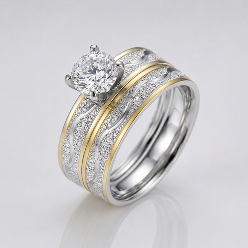 Anillo de plata y oro con banda rayada y detalles de diamantes, de la marca Rose & Oliver.