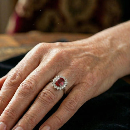 Ring Rose & Oliver mit scharlachroter Krone und zentralem Rubin, elegantes Schmuckdetail in Silber oder Gold.
