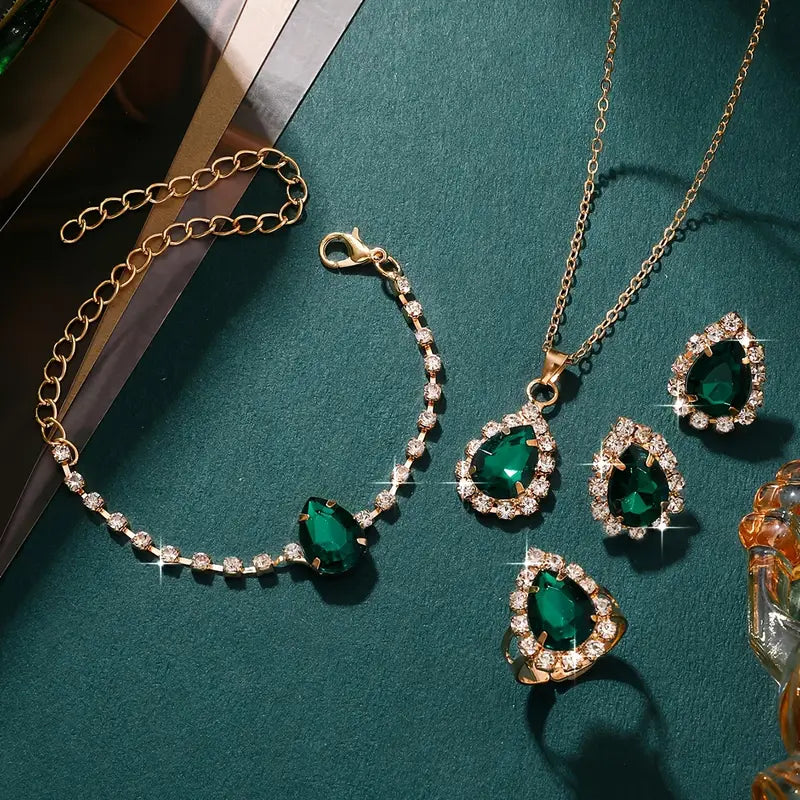 Elisandre Vermont Schmuckset von Rose & Oliver mit Golddetails, einschließlich einer eleganten Halskette und eleganter Ohrringe.