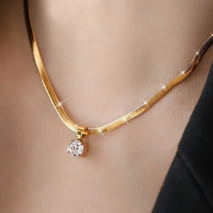 Collar elegante con colgante de strass dorado de Rose & Oliver, joya sofisticada con detalles brillantes.