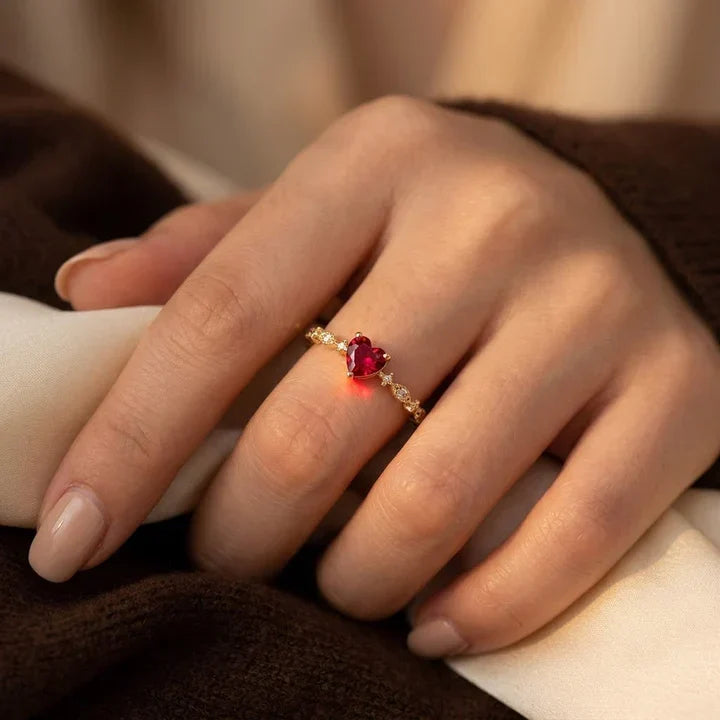 Goldring mit Rubinherz von Rose & Oliver, zarte Details und der Glanz des zentralen Rubins in einer Goldfassung.