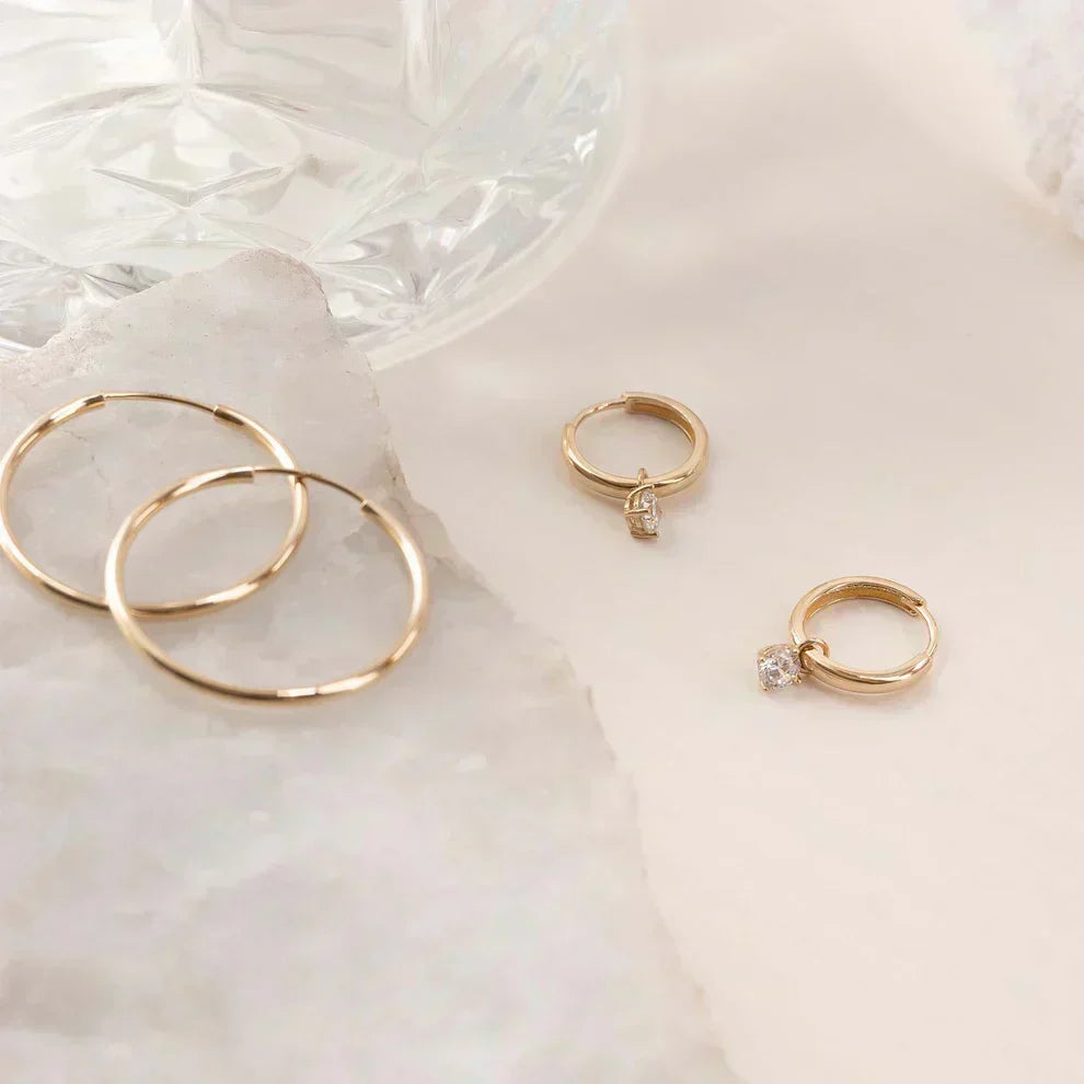 Aretes de argolla dorados Celeste™ con piedra, de Rose & Oliver, detalles elegantes de aretes de oro y piedra dorada.