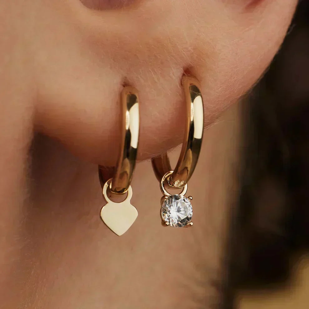 Aretes de argolla Celeste™ con piedra dorada de Rose & Oliver, detalles elegantes y acabado brillante en imagen clara.