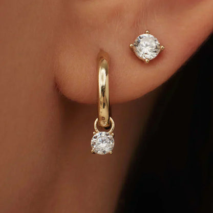 Aretes de argolla dorados Celeste™ con piedra, hechos por Rose & Oliver, presentados en foto clara sobre fondo neutro.