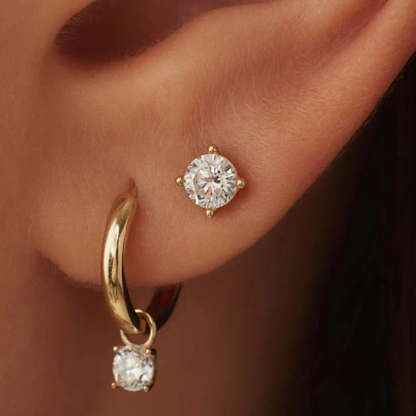 Aretes de oro con piedra, modelo Larmes™ de Rose & Oliver, detalles de aros pequeños en imagen nítida.