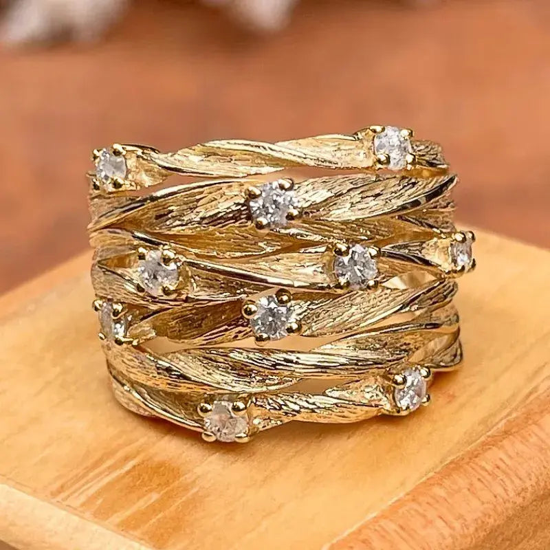 Goldener Vintage-Ring von Rose & Oliver mit klassischen ornamentalen Details, Darstellung der Oberseite des Rings.