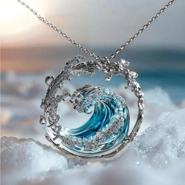 Collar Ocean's Oath de Rose & Oliver con colgante en forma de onda, hecho en plata, mostrando detalles del diseño.