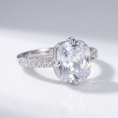 Anel oval com zirconia branca em ouro branco, elegante e sofisticado, da marca Rose & Oliver, com design refinado.