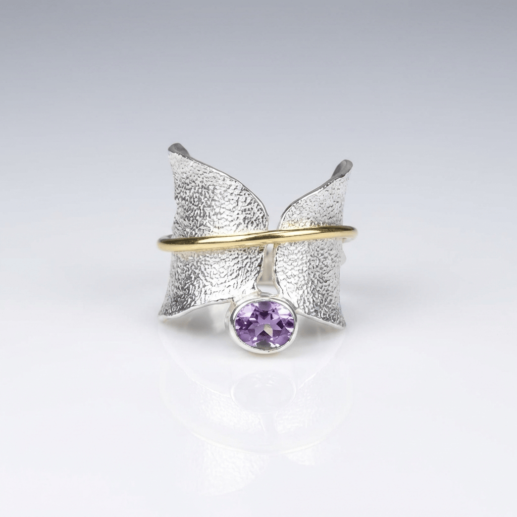 Anillo Butterfly Amethyst en plata y oro de Rose & Oliver, con detalle de mariposa y piedra de amatista brillante.