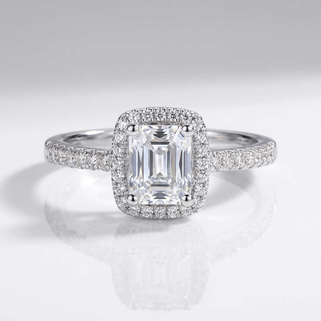 Anel de prata com zircônia em corte esmeralda e halo, da Rose & Oliver, exibindo detalhes elegantes e brilho sofisticado