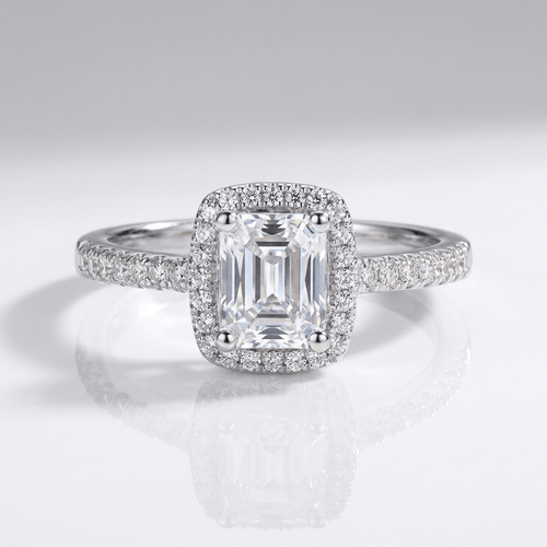 Anel de prata com zircônia em corte esmeralda e halo, da Rose & Oliver, exibindo detalhes elegantes e brilho sofisticado