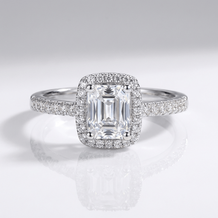 Anel de prata com zircônia em corte esmeralda e halo, da Rose & Oliver, exibindo detalhes elegantes e brilho sofisticado