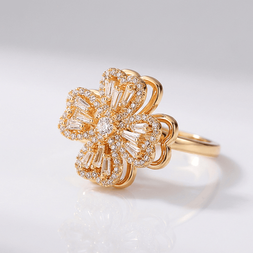 Anel ajustável Rose & Oliver com flor giratória de zircônia, detalhes delicados em prata com acabamento brilhante.