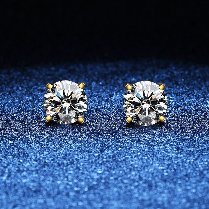Goldene Damenohrringe Tera™ von Rose & Oliver, elegante Details, moderner Stil, auf neutralem Hintergrund.