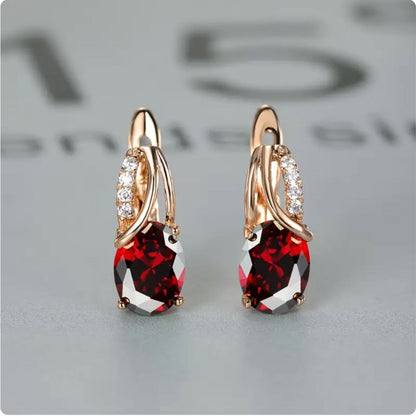 Veressa Ruberine Ohrringe von Rose & Oliver, mit elegantem Design und verfeinerten Details, im Nahaufnahme auf dem Bild dargestellt.