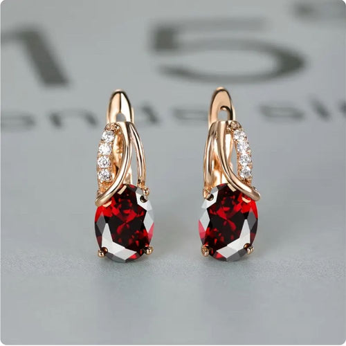 Veressa Ruberine Ohrringe von Rose & Oliver, mit elegantem Design und verfeinerten Details, im Nahaufnahme auf dem Bild dargestellt.