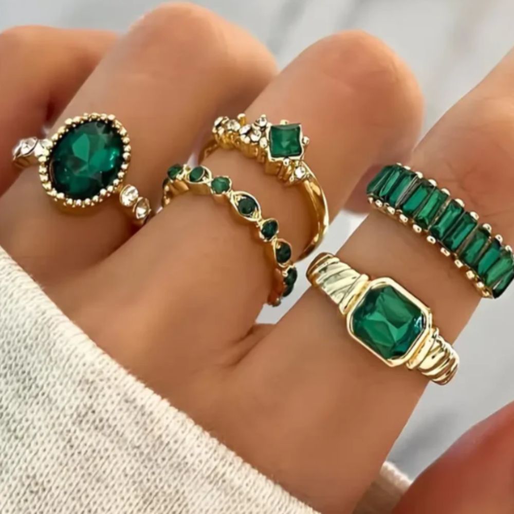 Zarina Juwelen-Set mit Smaragd- und Goldringen, Glanz und elegante Details, von der Marke Rose & Oliver.